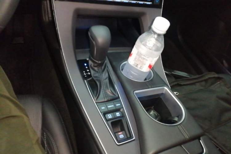 Used Toyota Avalon 2019 Dual-Engine 2.5L XLE Prestige Version China VI Standard Gear Lever