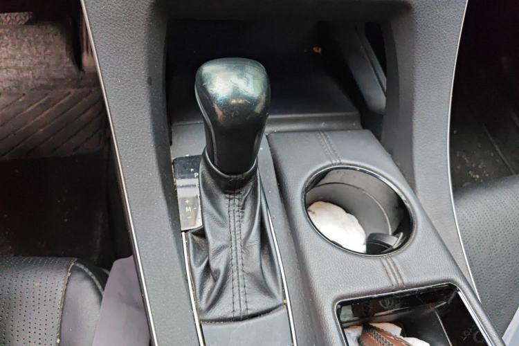 Used Toyota Avalon 2019 2.0L Luxury Edition China VI Standard Gear Lever