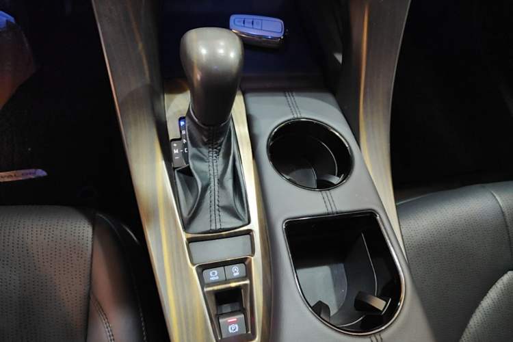 Used Toyota Avalon 2019 2.0L XLE Premium Edition China VI Gear Lever