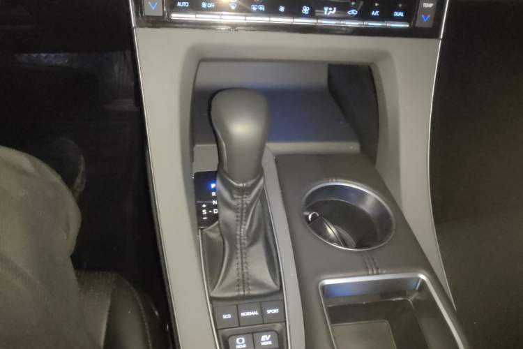 Used Toyota Avalon 2019 Dual-Engine 2.5L XLE Prestige Version China VI Standard Gear Lever