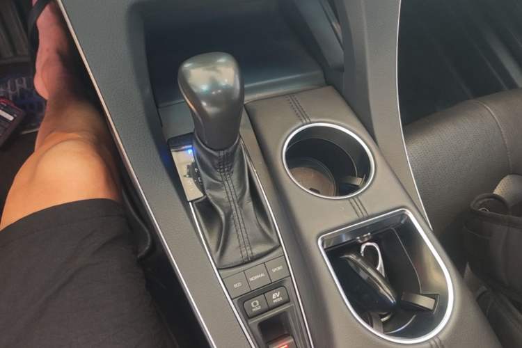 Used Toyota Avalon 2019 Dual-Engine 2.5L XLE Prestige Version China VI Standard Gear Lever