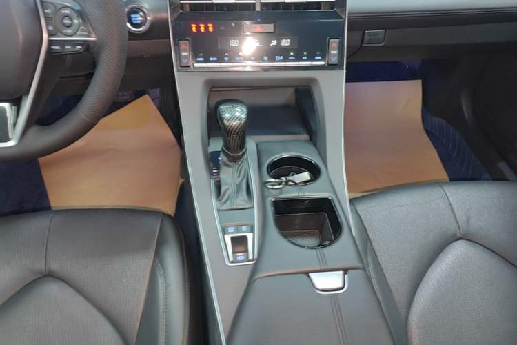 Used Toyota Avalon 2019 2.0L Luxury Edition China VI Standard Gear Lever