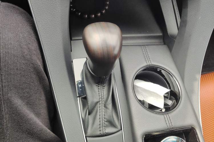 Used Toyota Avalon 2019 2.0L Ambition Edition China VI Gear Lever