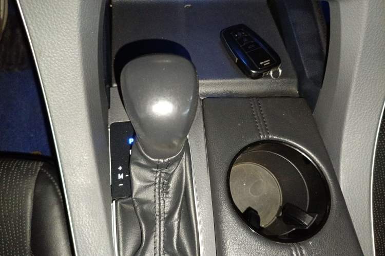 Used Toyota Avalon 2019 2.0L Luxury Edition China VI Standard Gear Lever