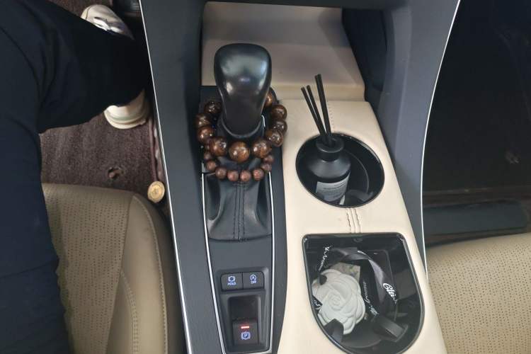 Used Toyota Avalon 2019 2.0L Luxury Edition China VI Standard Gear Lever