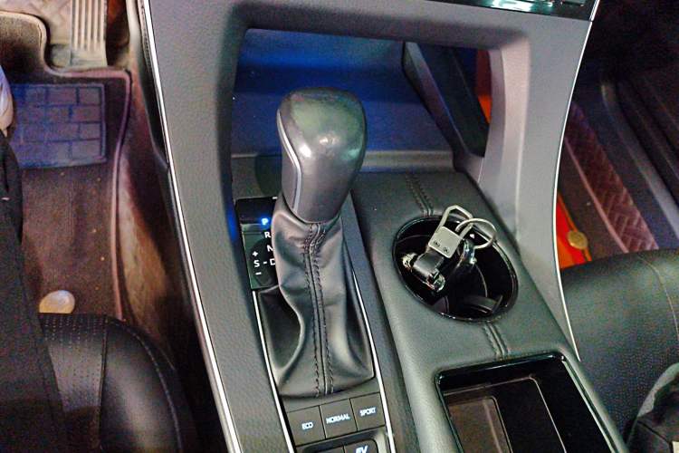 Used Toyota Avalon 2019 Dual-Engine 2.5L Luxury Edition China VI Standard Gear Lever