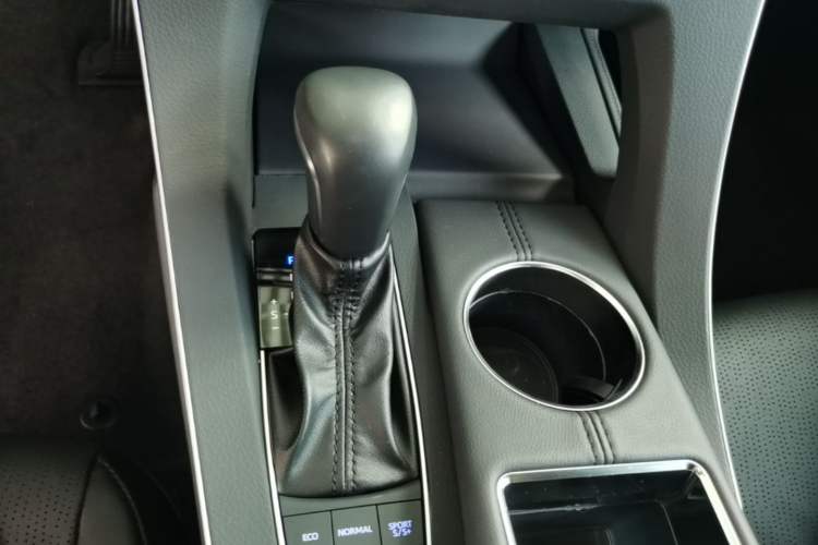 Used Toyota Avalon 2019 2.5L Touring Premium Version China VI Standard Gear Lever