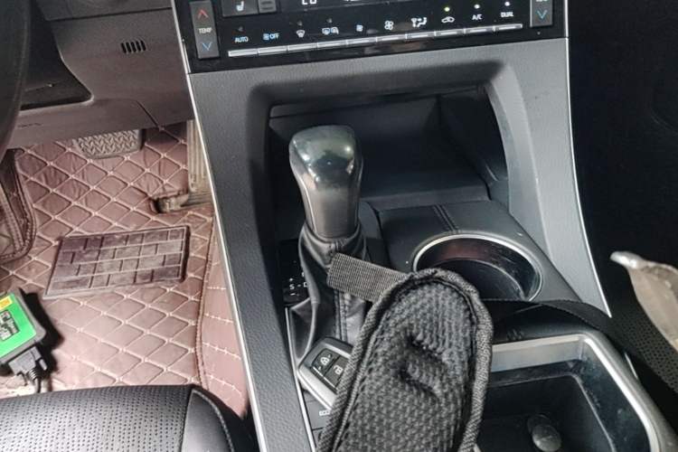 Used Toyota Avalon 2019 2.5L Touring Premium Version China VI Standard Gear Lever
