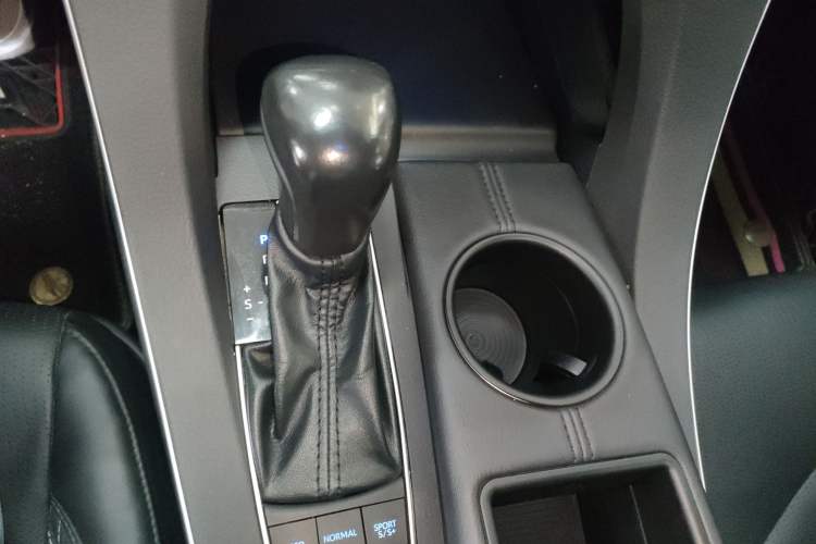 Used Toyota Avalon 2019 2.5L Touring Premium Version China VI Standard Gear Lever