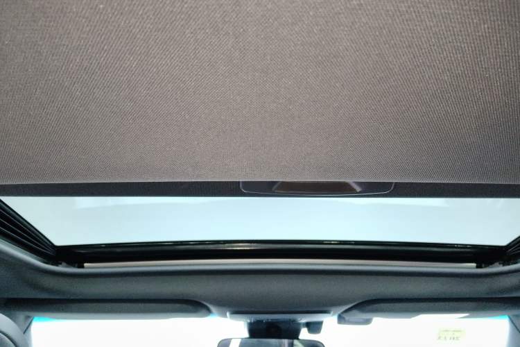 Used Toyota Avalon 2019 Dual-Engine 2.5L Luxury Edition China VI Standard Headliner