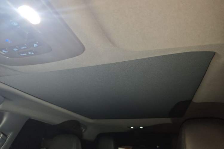 Used Toyota Avalon 2019 2.5L Touring Premium Version China VI Standard Headliner