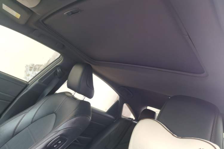 Used Toyota Avalon 2019 Dual-Engine 2.5L Luxury Edition China VI Standard Headliner