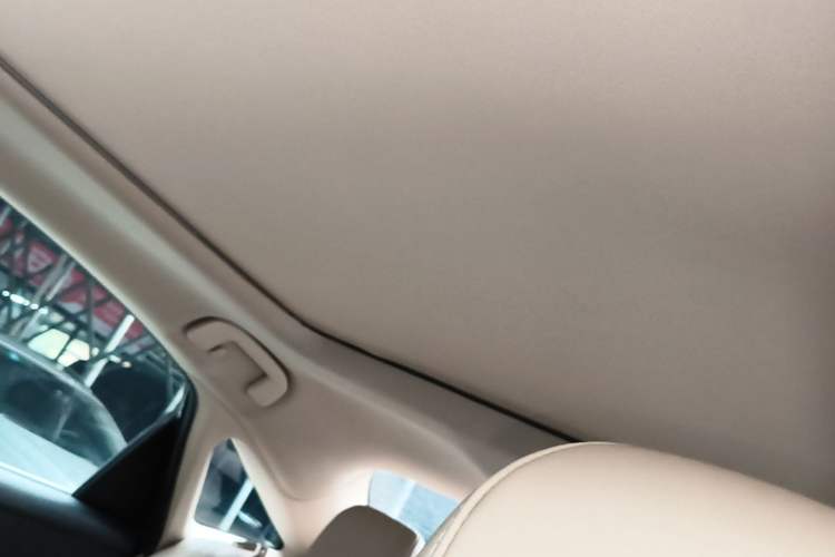 Used Toyota Avalon 2019 Dual-Engine 2.5L XLE Prestige Version China VI Standard Headliner