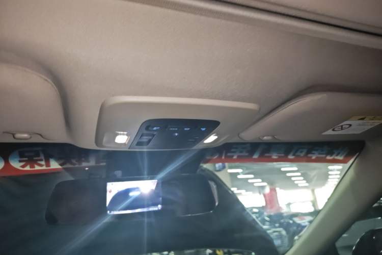 Used Toyota Avalon 2019 Dual-Engine 2.5L Luxury Edition China VI Standard Headliner