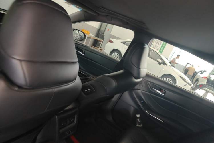 Used Toyota Avalon 2019 Dual-Engine 2.5L Luxury Edition China VI Standard Headliner