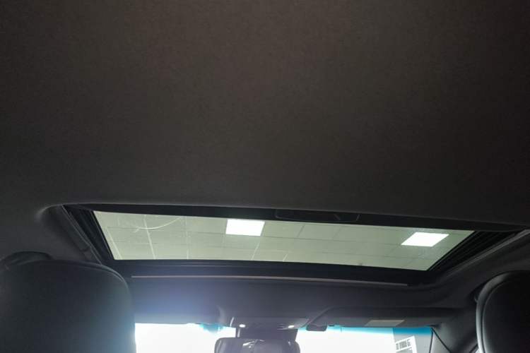Used Toyota Avalon 2019 Dual-Engine 2.5L Luxury Edition China VI Standard Headliner