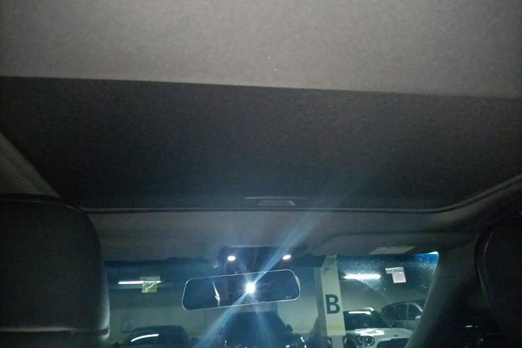 Used Toyota Avalon 2019 Dual-Engine 2.5L Luxury Edition China VI Standard Headliner