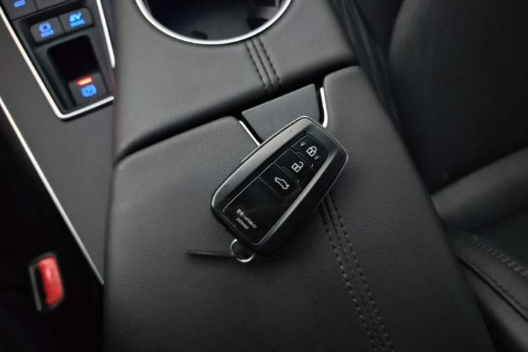 Used Toyota Avalon 2019 Dual-Engine 2.5L XLE Prestige Version China VI Standard Interior 1