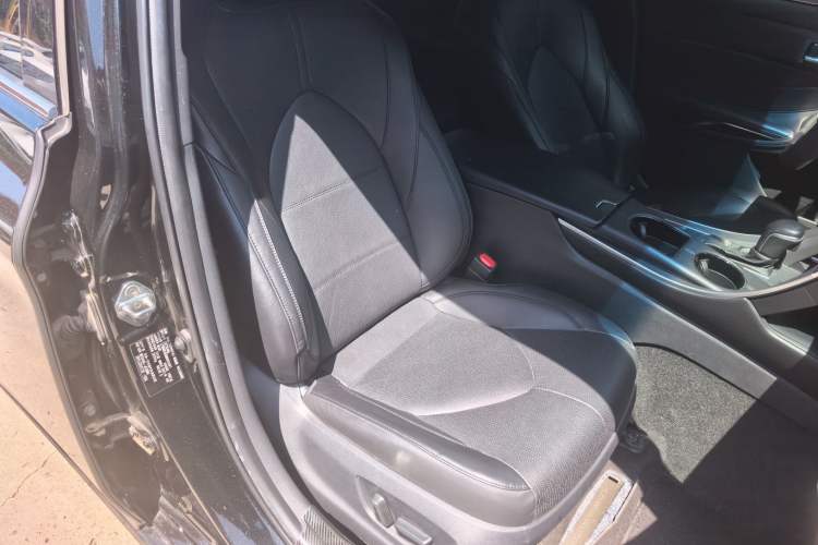 Used Toyota Avalon 2019 2.0L Luxury Edition China VI Standard Interior 3