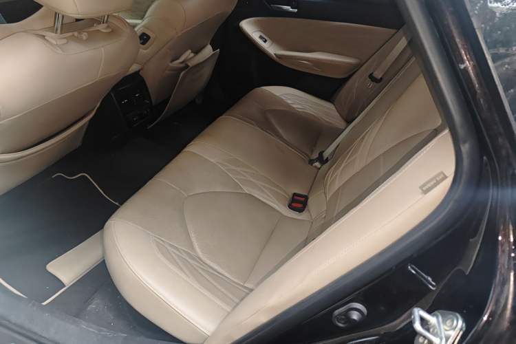 Used Toyota Avalon 2019 Dual-Engine 2.5L XLE Prestige Version China VI Standard Interior 4