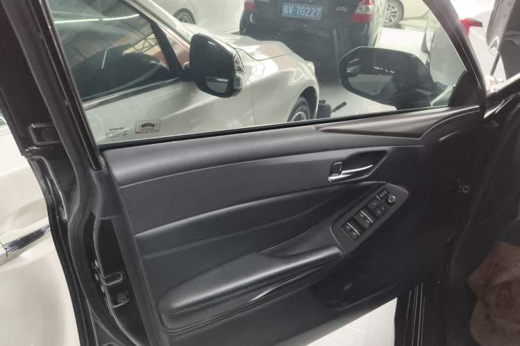 Used Toyota Avalon 2019 2.0L Ambition Edition China VI Left Front Door Interior