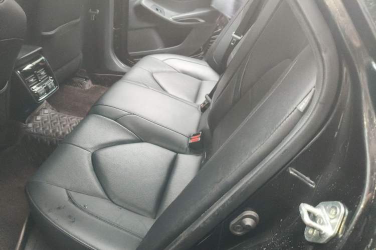 Used Toyota Avalon 2019 2.0L XLE Premium Edition China VI Left Rear Seat