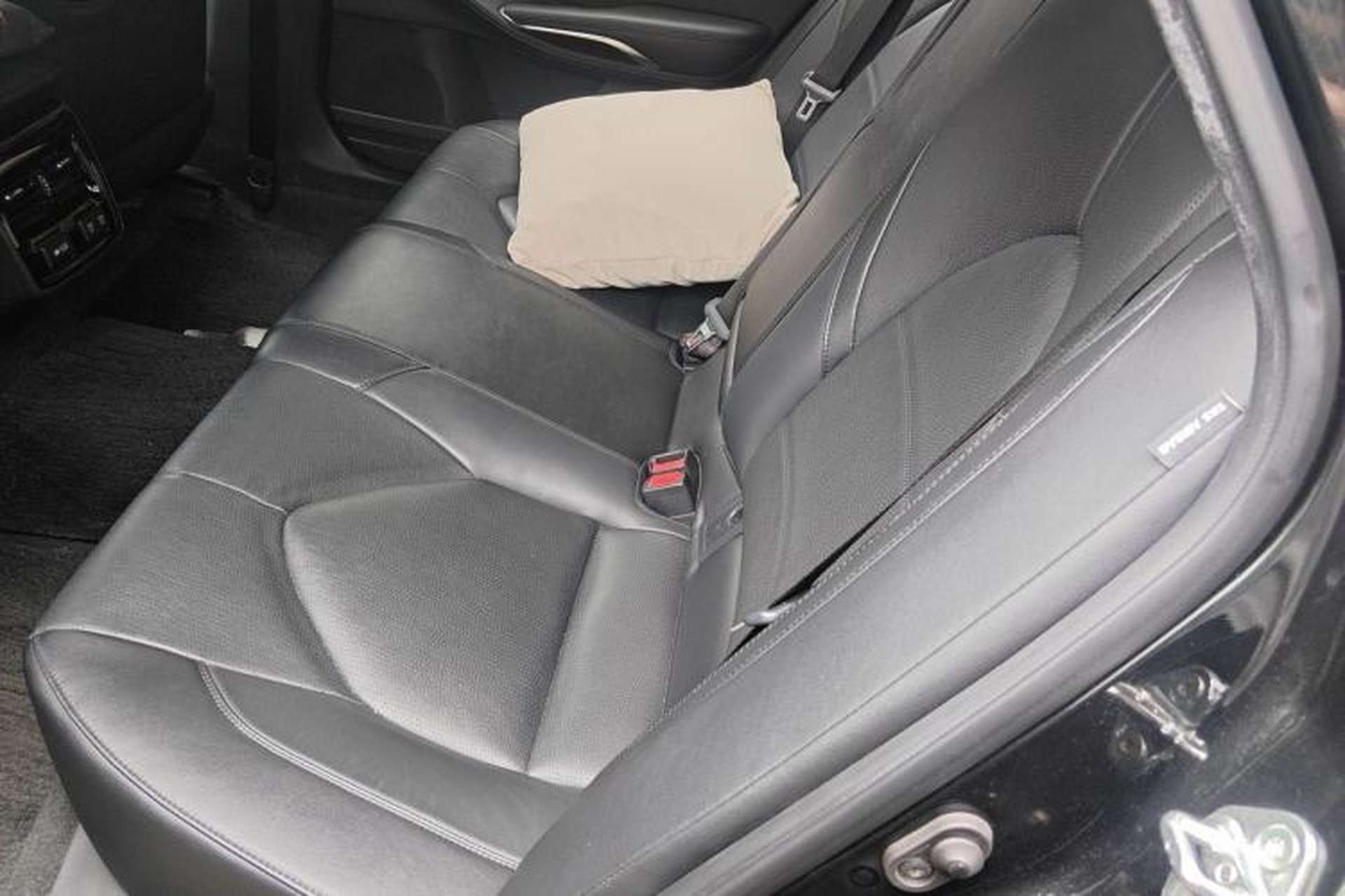 Used Toyota Avalon 2019 2.0L XLE Premium Edition China VI Left Rear Seat