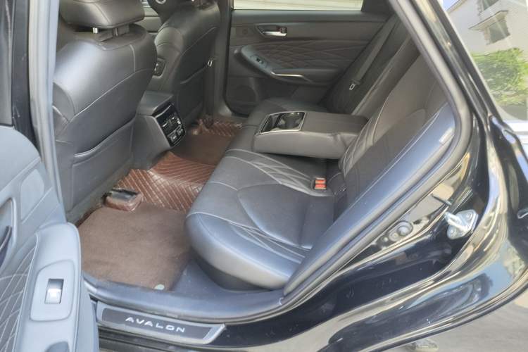 Used Toyota Avalon 2019 Dual-Engine 2.5L XLE Prestige Version China VI Standard Left Rear Seat