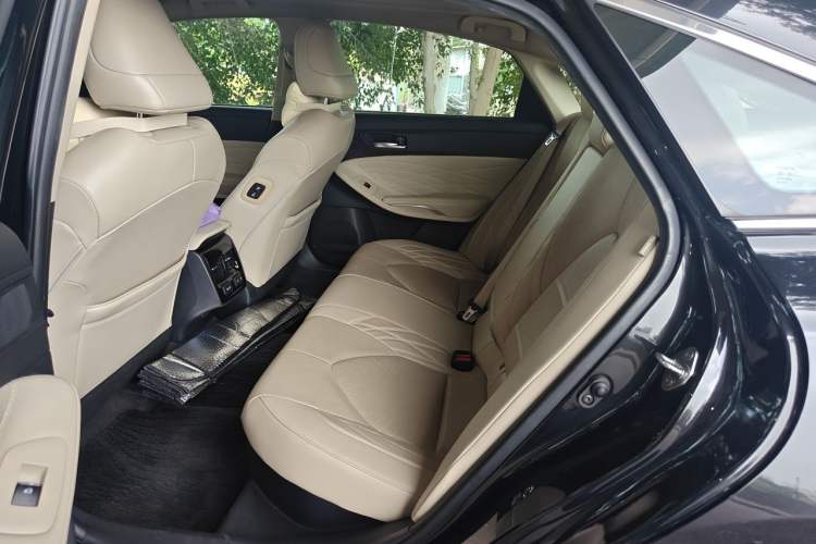 Used Toyota Avalon 2019 Dual-Engine 2.5L XLE Prestige Version China VI Standard Left Rear Seat
