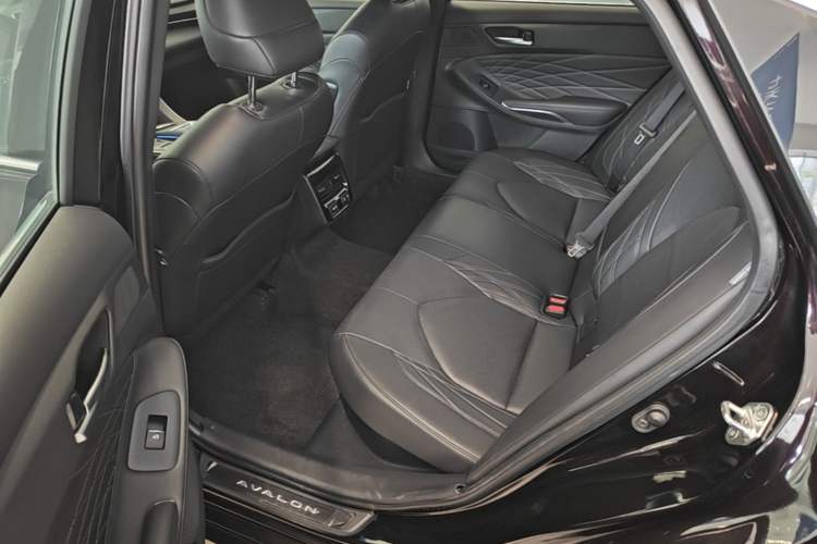 Used Toyota Avalon 2019 Dual-Engine 2.5L XLE Prestige Version China VI Standard Left Rear Seat