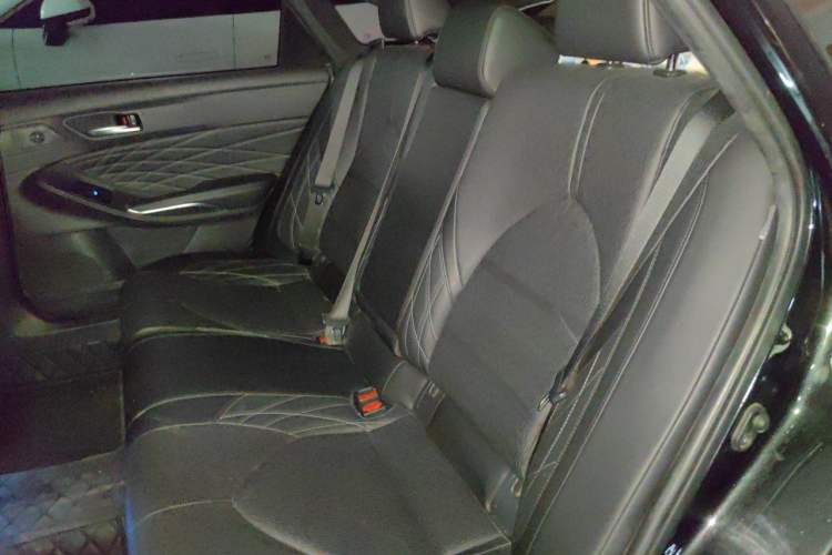 Used Toyota Avalon 2019 Dual-Engine 2.5L XLE Prestige Version China VI Standard Left Rear Seat