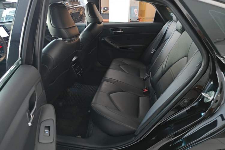 Used Toyota Avalon 2019 2.0L XLE Premium Edition China VI Left Rear Seat