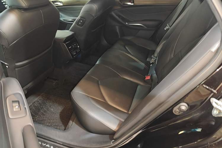 Used Toyota Avalon 2019 2.0L XLE Premium Edition China VI Left Rear Seat