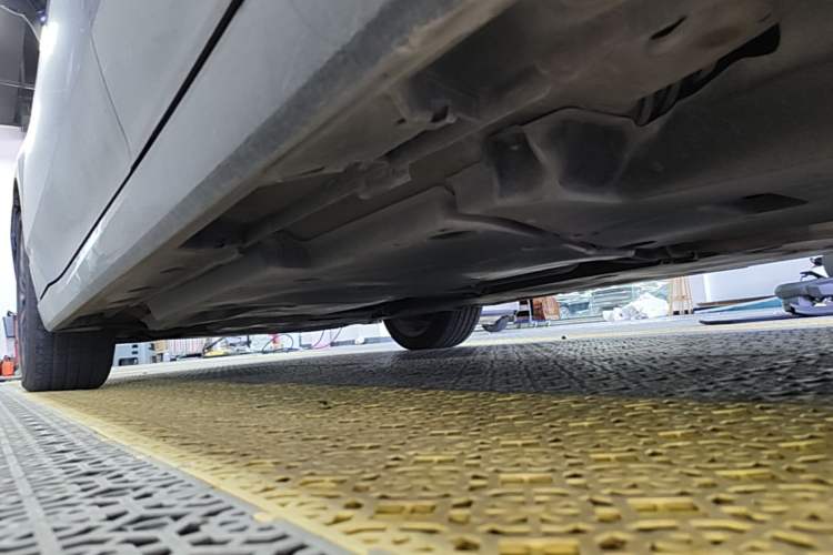 Used Toyota Avalon 2019 2.0L XLE Premium Edition China VI Left Side Sill