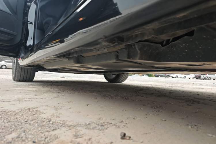 Used Toyota Avalon 2019 2.0L XLE Premium Edition China VI Left Side Sill