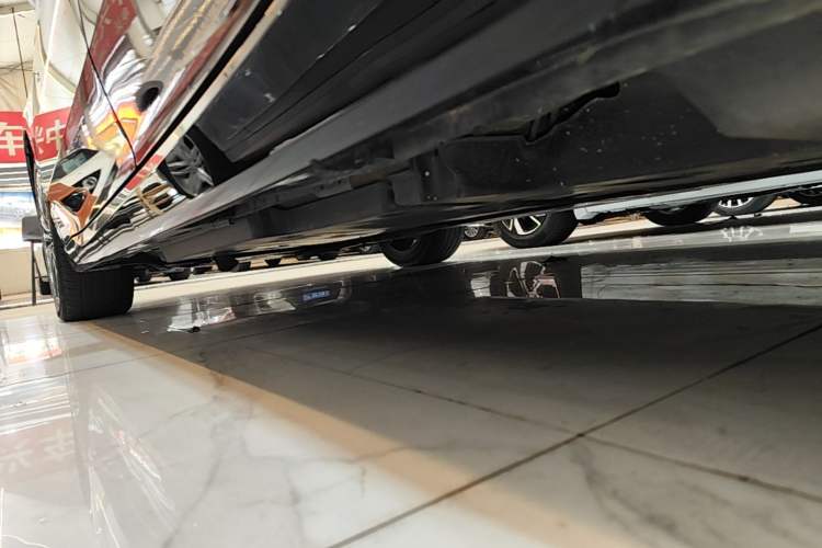 Used Toyota Avalon 2019 2.0L XLE Premium Edition China VI Left Side Sill