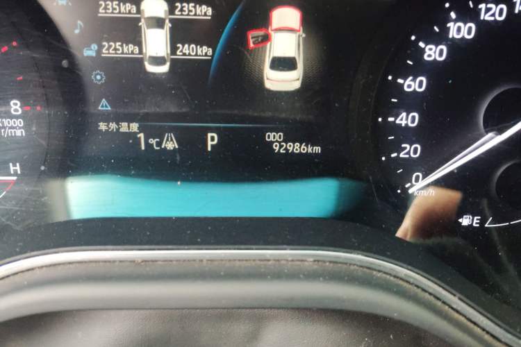 Used Toyota Avalon 2019 2.0L Ambition Edition China VI Odometer Close Up