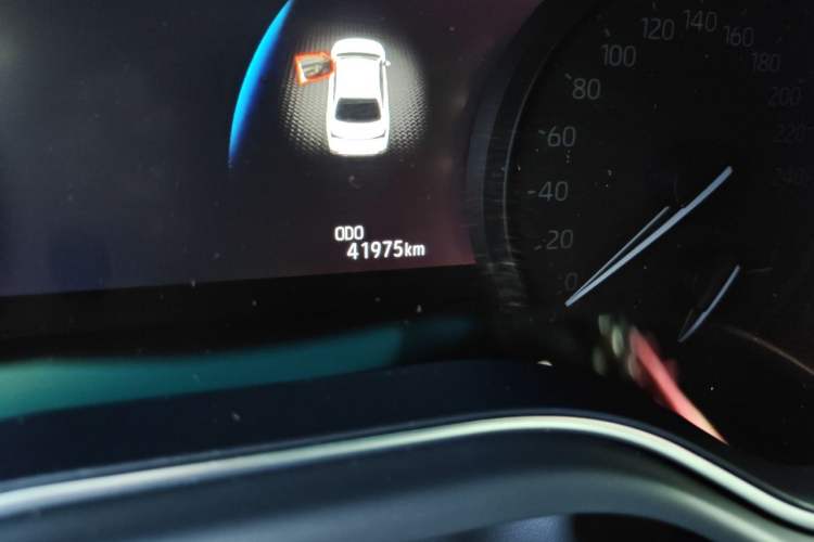 Used Toyota Avalon 2019 2.0L Ambition Edition China VI Odometer Close Up
