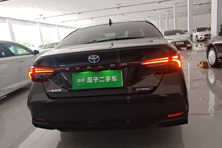 Used Toyota Avalon 2019 Dual-Engine 2.5L XLE Prestige Version China VI Standard Rear