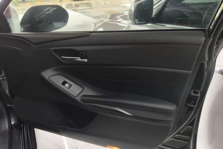 Used Toyota Avalon 2019 2.0L Ambition Edition China VI Right Front Door Interior