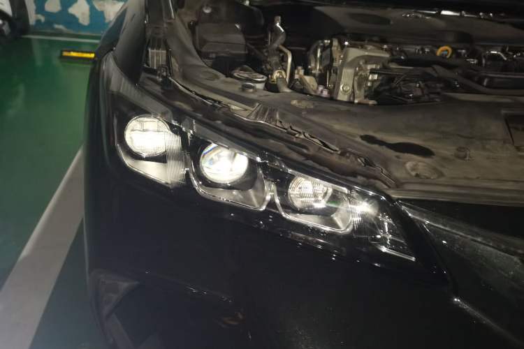 Used Toyota Avalon 2019 2.0L Ambition Edition China VI Right Front Headlight