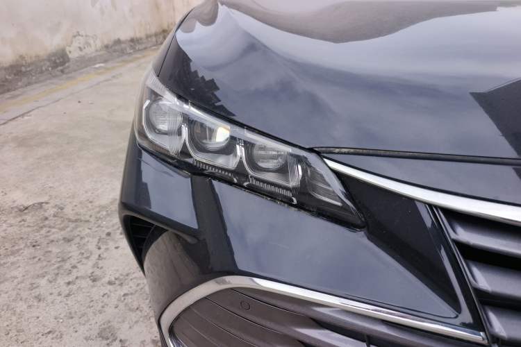 Used Toyota Avalon 2019 Dual-Engine 2.5L XLE Prestige Version China VI Standard Right Front Headlight