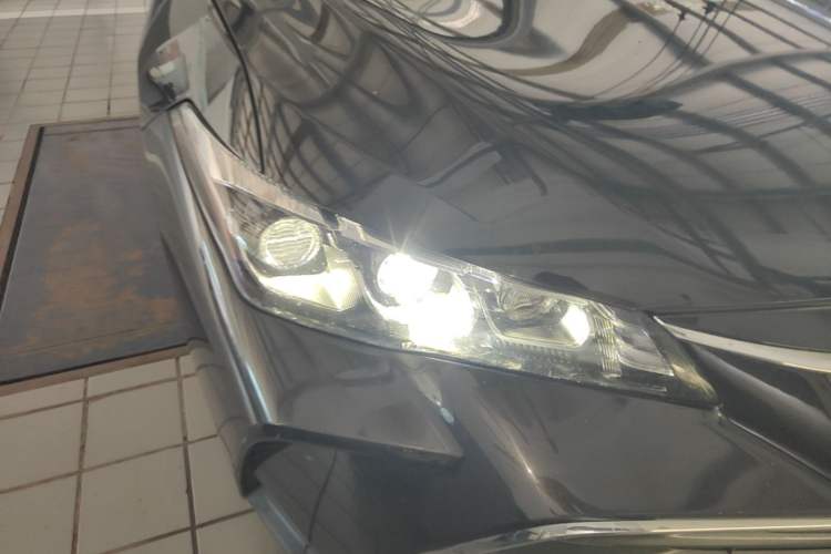 Used Toyota Avalon 2019 Dual-Engine 2.5L Luxury Edition China VI Standard Right Front Headlight