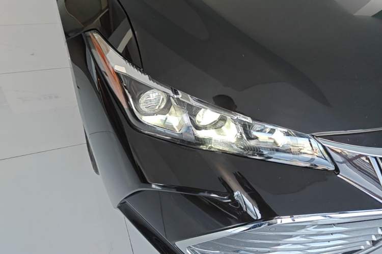 Used Toyota Avalon 2019 2.0L XLE Premium Edition China VI Right Front Headlight