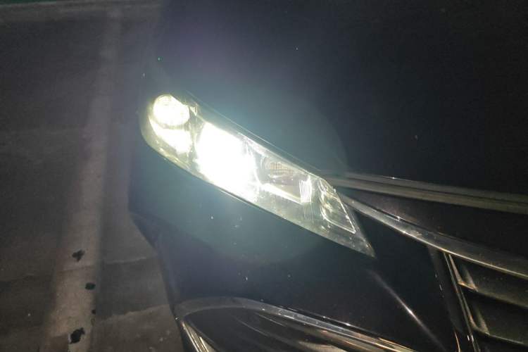 Used Toyota Avalon 2019 Dual-Engine 2.5L XLE Prestige Version China VI Standard Right Front Headlight