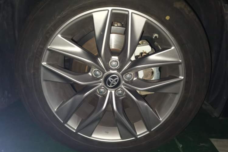 Used Toyota Avalon 2019 2.0L Ambition Edition China VI Right Front Wheel Hub