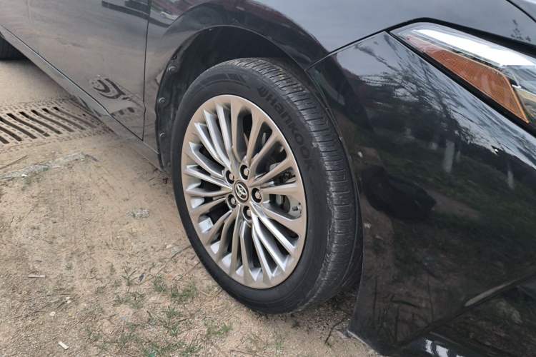 Used Toyota Avalon 2019 Dual-Engine 2.5L XLE Prestige Version China VI Standard Right Front Wheel Hub