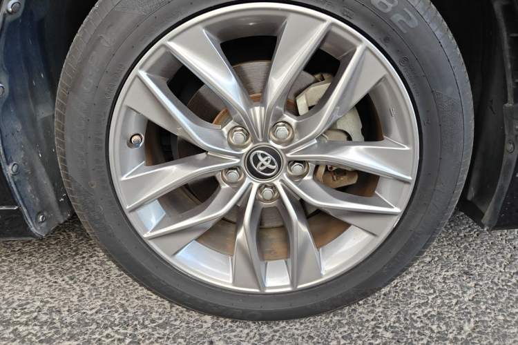 Used Toyota Avalon 2019 2.0L Ambition Edition China VI Right Front Wheel Hub