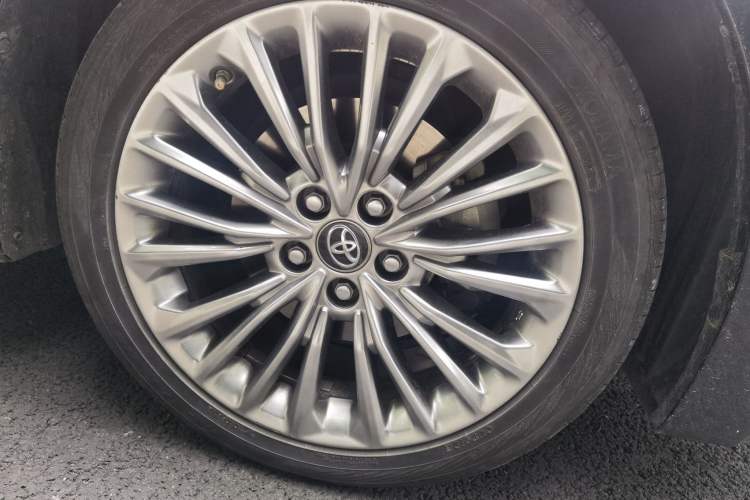 Used Toyota Avalon 2019 Dual-Engine 2.5L XLE Prestige Version China VI Standard Right Front Wheel Hub