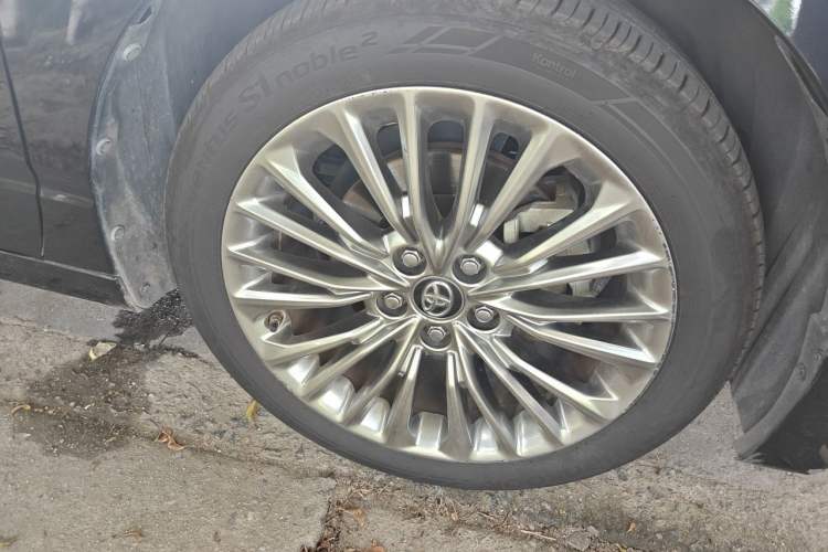 Used Toyota Avalon 2019 Dual-Engine 2.5L XLE Prestige Version China VI Standard Right Front Wheel Hub